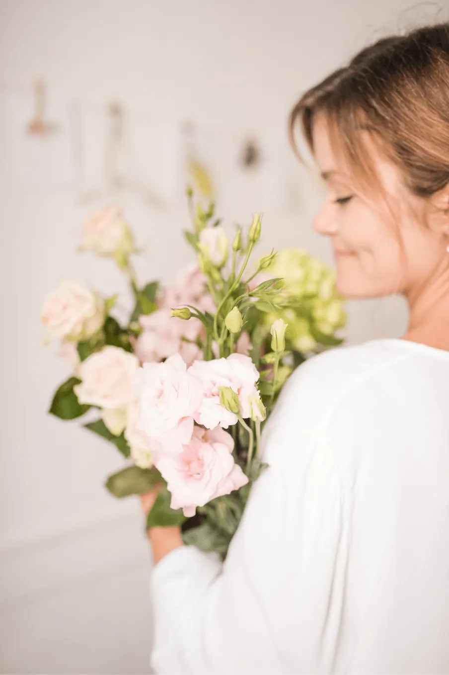 Aída García con un ramo de flores