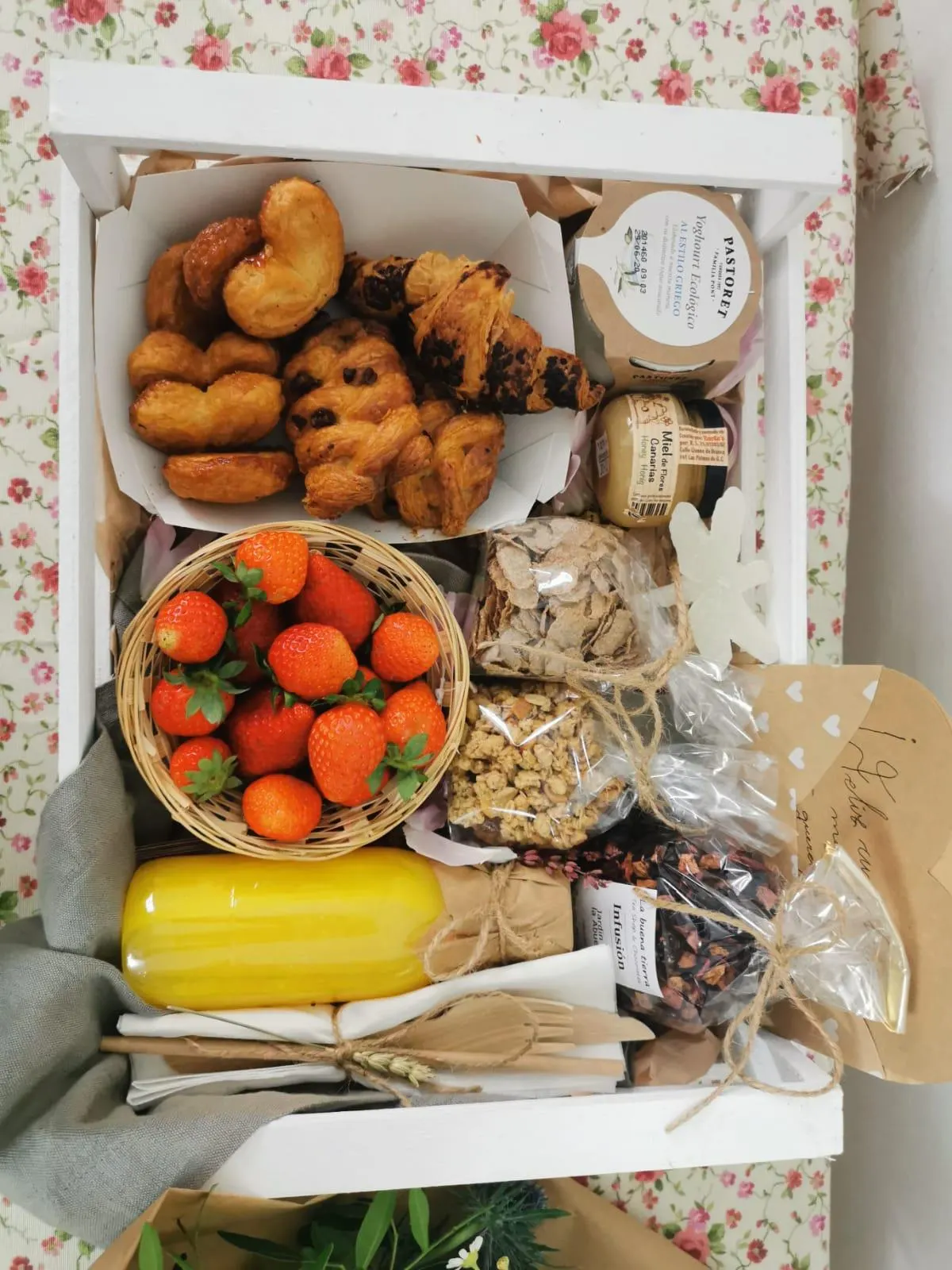 Desayuno sorpresa con fresas, bollería y zumo