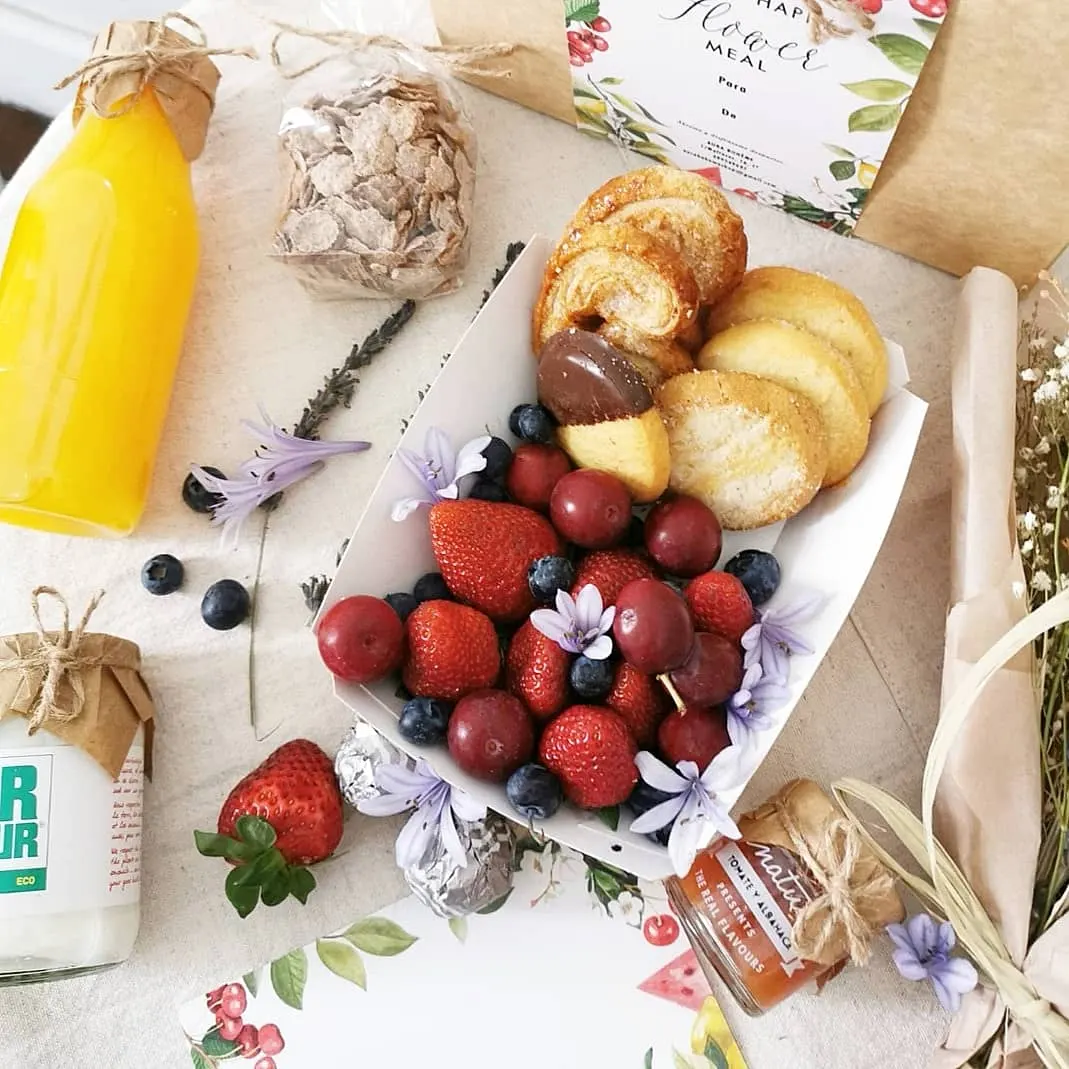 Desayuno sorpresa con frutos rojos y bollería